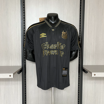 Camisa Santos Charlie Brown Jr Umbro 24/25 Torcedor Masculina Preto e Dourado